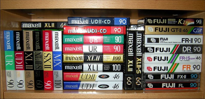 Kazety v poličce - MAXELL, FUJI